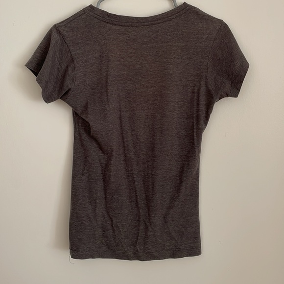 Gray V-neck T-shirt with American flag size small - Picture 4 of 4